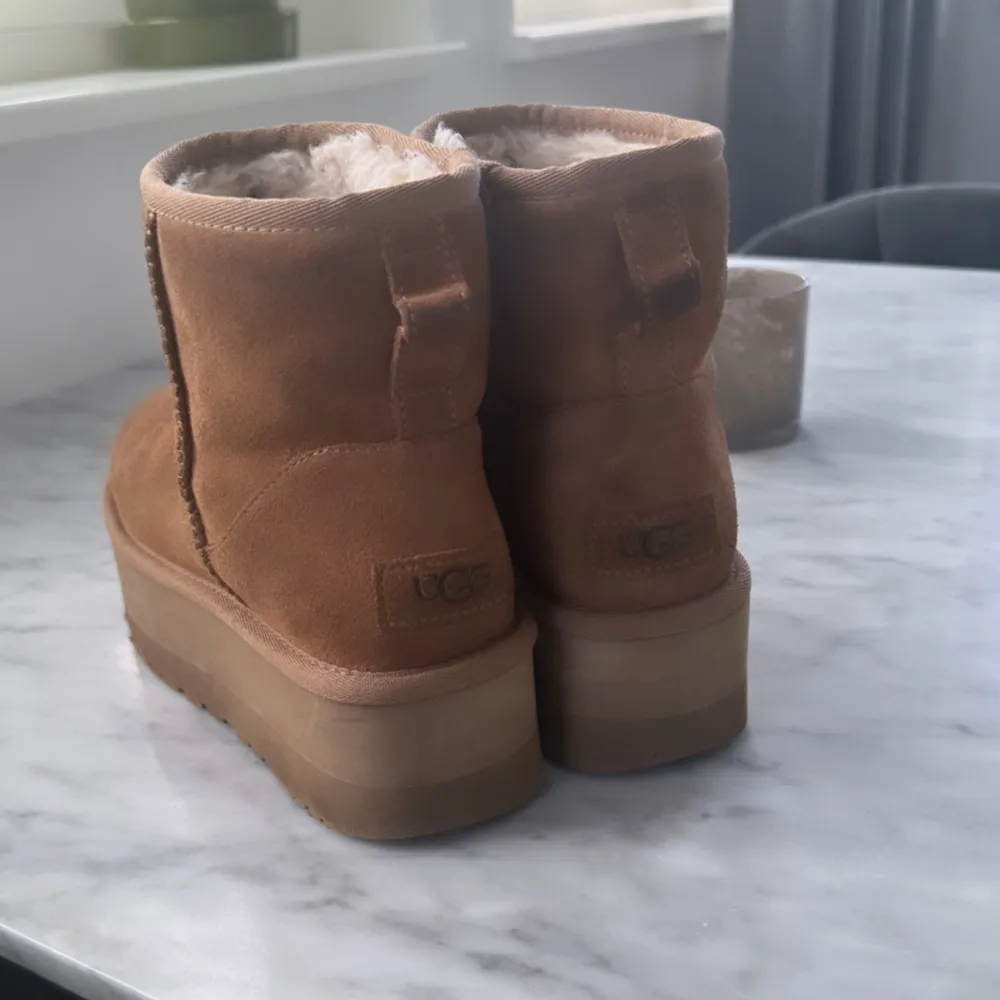 Säljer ett par höga uggs i strl 38 i väldigt  använd skick 🌸. Skor.