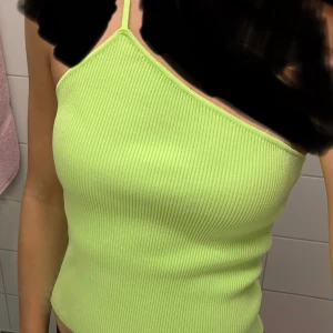 Lime grön topp - Jätte cool topp i lime grön färg. Aldrig använd. Bekväm. Dåligt ljus i 2-3 bilderna!  Strl M men passar perfekt för mig som är S. 