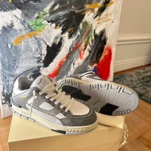 Axel Arigato Area Lo Sneaker GREY - Axel Arigato area Lo sneakers  Oanvända och oöppnade  nypris: 3100kr   Pris går att diskuteras 