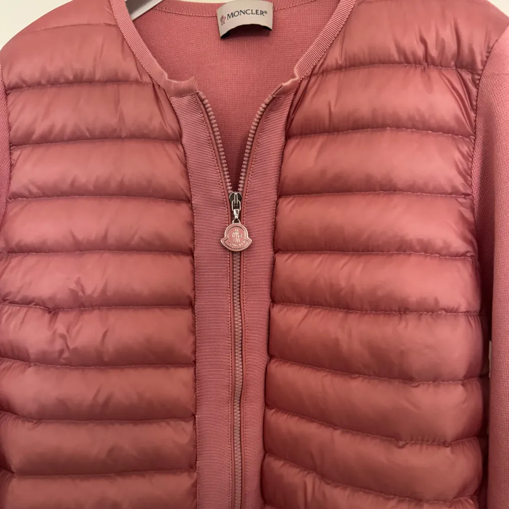 Moncler Cardigan i storlek xs. Väldigt fint skick, som ny! Äkthetsbevis finns . Jackor.