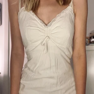 Vit klänning, söt och formgivande - Vit söt klänning, lite längre än knähöjd (jag är 174). Sällan använd, inte genomskinlig alls då den har tyg under. Från Vila i storlek S. Bra skick