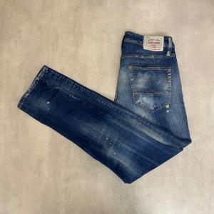 Jack and Jones jeans - Säljer mina Jack and Jones jeans då jag inte änvänder de lika mycket längre. Har du några frågor är det bara att skicka och fråga. Modellen är slim glenn. Pris kan diskuteras.