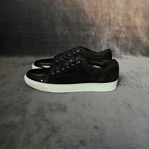 Lanvin Captoe Svart | 44 - Svarta Lanvins i storlek 44 EU - DBB1 SIZE 10 (passar 44-45) | Skorna är i otroligt fint skick | Endast skor medföljer vid köp | Självklart äkta | Mer bilder finns!  Fraktas spårbart via postnord📦