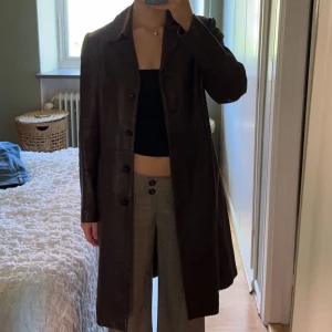 Skinnkappa - Cool brun skinnkappa köpt secondhand från hms gamla märke Hennes, väldigt bra skick