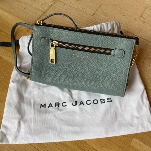 Marc Jacobs Väska - Small Gotham leather crossbag i blå, Använd men inga tydliga defekter!   