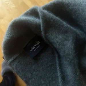 Lisa yang mössa - 100% Kashmir, använd 1-2 gånger. One size, nypris 1500kr