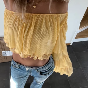Gul Zara Blus - Snyggaste gula blusen från Zara!! Storlek S men passar allt mellan XS-M❤️(Nyskick) skriv om du vill ha fler bilder eller har frågor😘 (pris kan diskuteras vid snabb affär)
