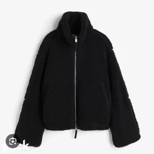 Svart teddy jacka - Så sjukt snygg svart teddy jacka! Köp från H&M förra hösten!💖 Super fint skick, inga fula defekter. Inprinsip helt ny!❤️Säljer endast om jag får bra pris.