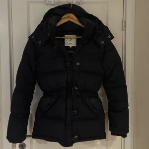 Vinterjacka Boomerang - Superfin och varm vinterjacka från Boomerang i marinblå färg💙Dragkedjan är trasig (se sista bilden) men går att fixa! Jackan är i storlek xxs men passar även xs-s💙