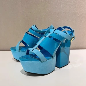 Shoes by Teddy Blåa - Skor ifrån Shoes by Teddy som inte tillverkas längre.  Mycket bra skick, aldrig använda, kan finnas små märken från andra skor då dom legat nerpackade i en låda.  Klackhöjd 14,5cm Platform 6,5cm