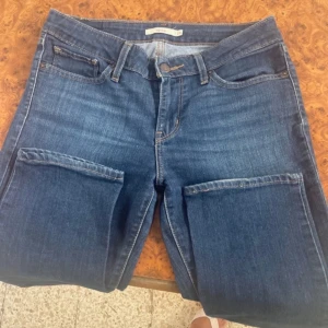 Levis byxa  - Low Waits Levis byxa i storlek 28/30