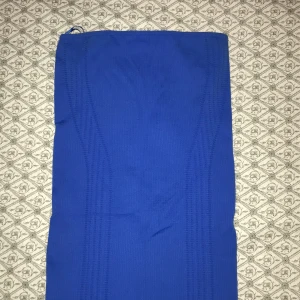 Klänning - En snygg klänning de från Zara, i strl xs-s  Ej använd! Obs, lite see through vid hållen 