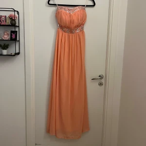 Balklänning - Aprikosfärgad balklänning utan ärmar från Sisters point med stretchig rygg och en gummikant över brösten för att inte glida ner☺️ Väldigt fint skick💗
