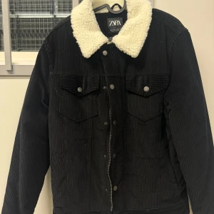 Jacka från Zara - Väldigt snygg och varm jacka. Använd max 2 gånger, som ny. Köpt från Zara
