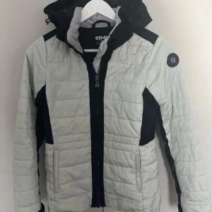 Jättesnygg skidjacka - Säljer min 8848 altitude jacka. Har använts 1 vinter och har inga defekter. Den är i storlek 160 som motsvarar Xs/S💓 den har en smart ficka vid ärmen som gör att man inte behöver ta ut ex liftkortet varje gång utan kan blippa genom. Nypris: 2500kr❄️👼🏼