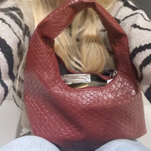 Vinröd väska  - Supersnygg väska och väldigt rymlig ❤️