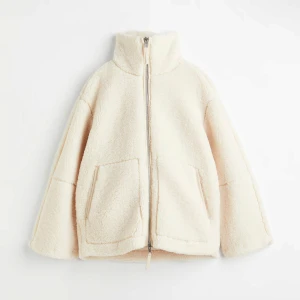 Beige teddyjacka med dragkedja - Supermysig beige teddyjacka i storlek M. Perfekt för kyliga dagar med sin fluffiga och varma design. Den är helt slutsåld på h&m i alla storlekar! Helt oanvänd