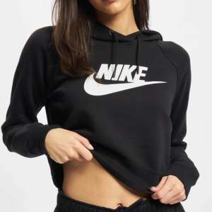 En ny svart Nike hoodie i stolen S. Ej använd.