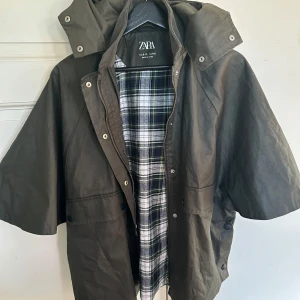 Barnjacka Zara - Fantastisk fin vaxad barn cape från  Zara. Storlek 9-10 år. Olivgrön med avtagbar huva. I nyskick. 