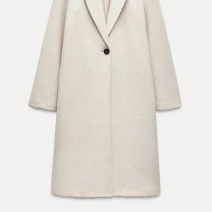 Beige Zara kappa - Beige kappa i storlek xs/s. Perfekt under höst och vår. Köptes ifrån Zara.