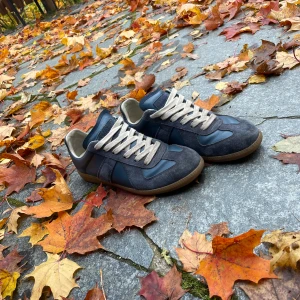 Maison margiela skor  - Storlek 40 blå maison margiela. . Box medföljer och sko påsarna medföljer och ett litet kuvert som man fick när man köpte. Det är ganska bra skick bara några små mini skrapor. 