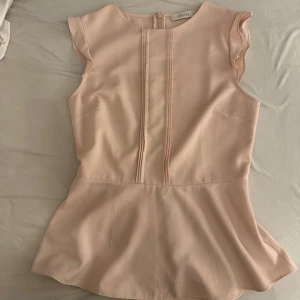 Baby rosa elegant topp  - Hej, säljer den här super snygga toppen från oasis i storlek 10 som ska motsvara 38, den är dock liten i storleken så skulle kunna säga att den är i storlek S. 