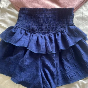 Blå kjol - En jätte fin marin blå kjol har använt den 2 gånger säljer för kommer aldrig till användning, storlek s - 36 köpte för 169 kr säljer för 60kr💕 