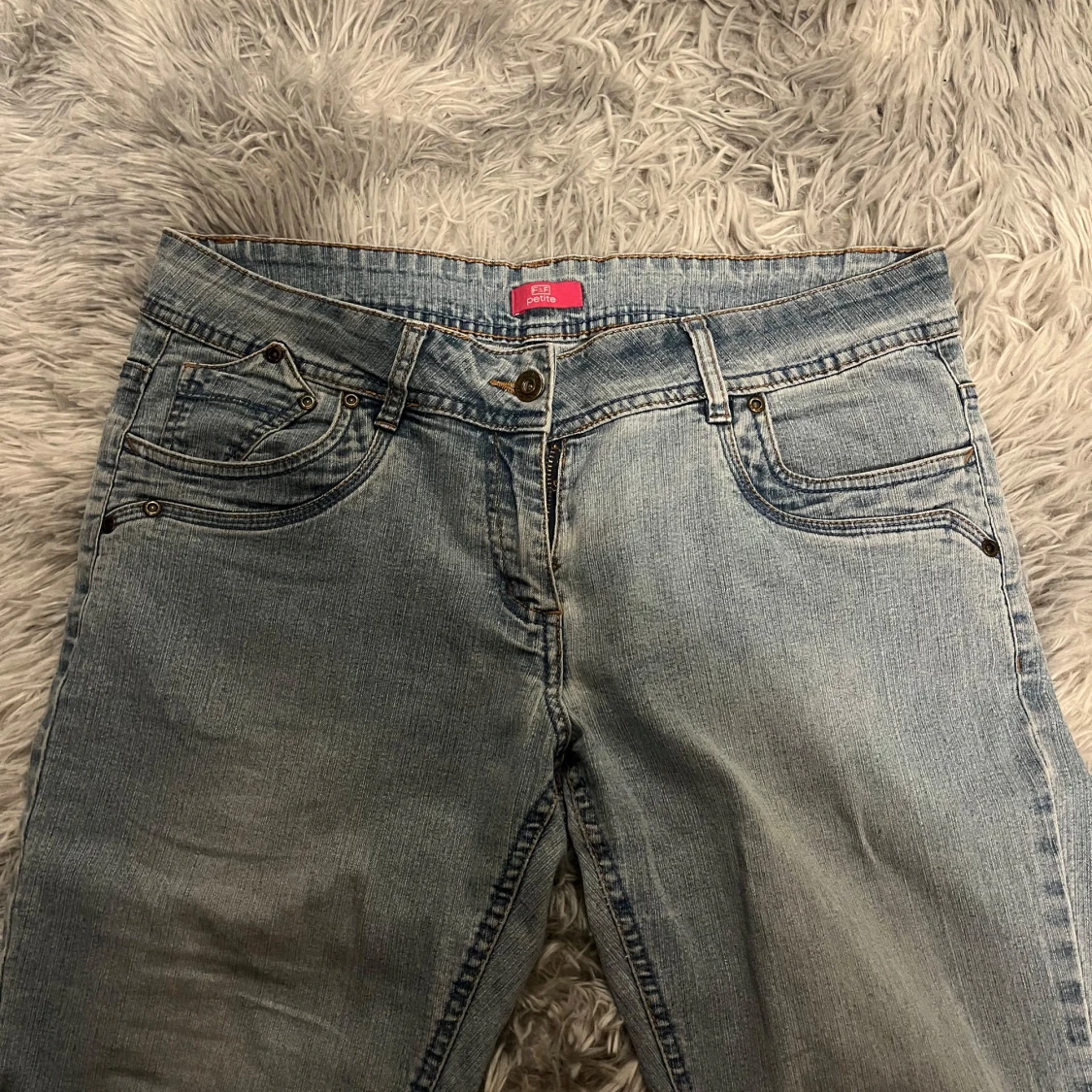 Lågmidjade, bootcut jeans i ljusblå - 2