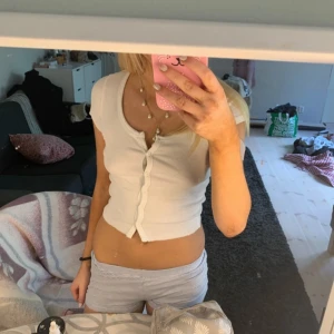Topp - Ribbad Topp från gina tricot som inte kommer till användning. Materialet är strechigt💗