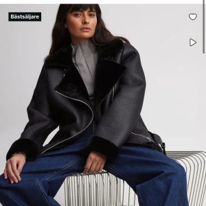 Svart skinnjacka från NA-KD - Säljer en snygg svart skinnjacka från NA-KD i storlek 40. Jackan har en cool bikerstil med dragkedja och är perfekt för höst och vinter. Den är fodrad med mjukt material för extra värme och har långa ärmar. Perfekt för att ge din outfit en edgy touch!