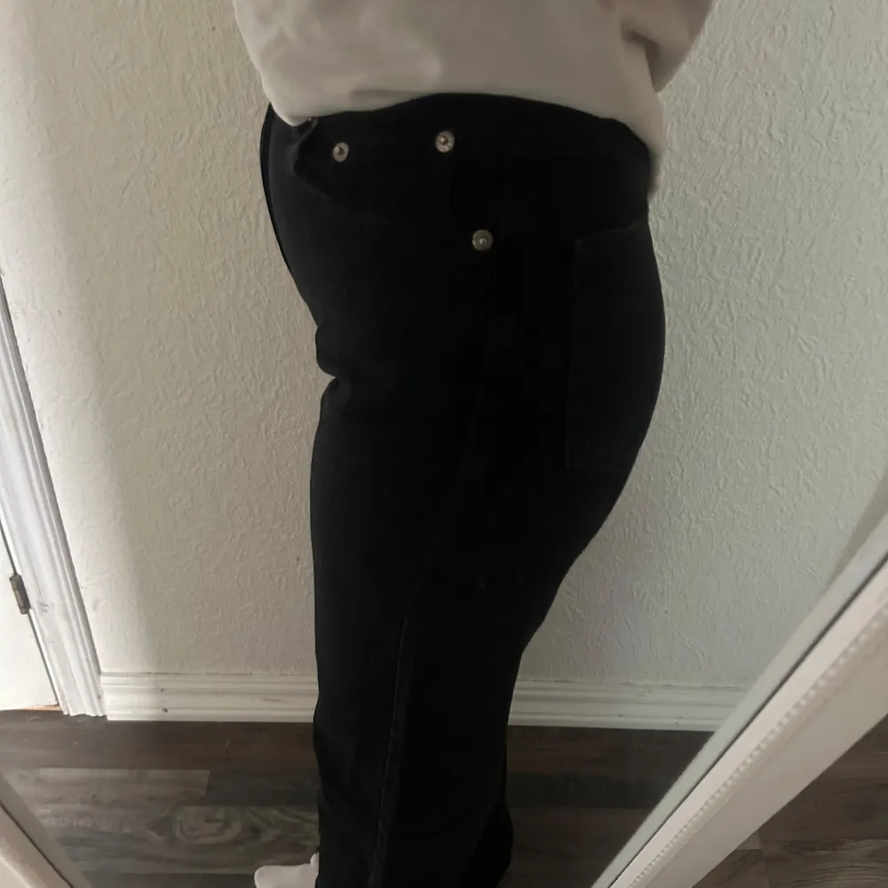 Super fina svarta raka jeans från Pull&bear. Aldrig använda men utan prislapp och inhandla för ett par år sedan. Har klippt av längst ned för var för långa, jag är 1,67 och passar bra i längd. . Jeans & Byxor.