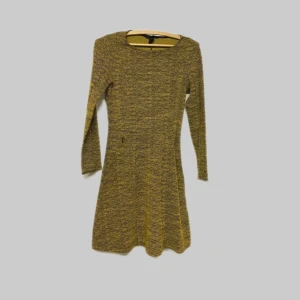 Gul/svart melerad tight vardagsklänning  - Vävd struktur i tyget som stickad 86 längd , 41 cm i armhåla -armhåla ( men stretchigt material!)