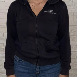 Peak Performance kofta - Jätte fin kofta, barnstorlek men passar vanligt. Bra skick, har inte haft den länge. Billigare vid snabb affär!