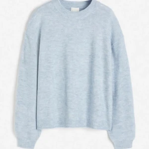 Ljusblå stickad tröja - Heelt ny tröja från H&M med prislapp kvar, men säljer den nu pga att jag ångrar köpet då den var lite för stor på mig (oversized S) som man kan se på den sista bilden. Jättefin & skön till höst. Nypris: 199kr.  Sorry för dåligt ljus på sista bilden