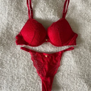 Röda spets underkläder  - Rött underklädes-set med spetsdetaljer. Bh-n är i storlek 75B och har även push up. Trosorna är i storlek S. Det är helt oanvänt. Nypris 399kr. Kontakta mig om du har fler frågor 😊