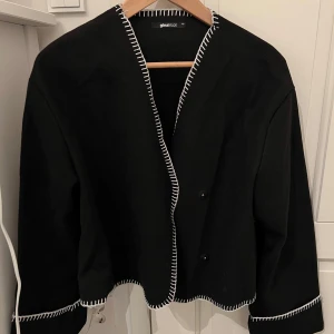 Kofta - Säljer denna kofta från Gina Tricot. Bara använd ett fåtal gånger och inga defekter. Som ny💞 (kan gå ner i pris vid snabb affär).