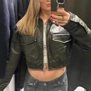 Skinnjacka från zara - Cropped skinnjacka från zara i storlek S