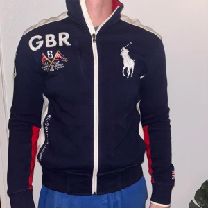 Ralph Lauren tröja - Häftig tröja från Ralph Lauren med dragkedja. Storleken är S men passar även medium om man vill att den ska sitta slim.