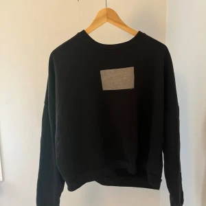 Sweatshirt - Svart sweatshirt med tryck på framsidan, skulle säga att den passar till M.
