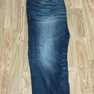 Jack and Jones jeans  - Hej säljer dessa Jack & Jones. Skick 8,5/10. köpt för 800kr knappast använda. 