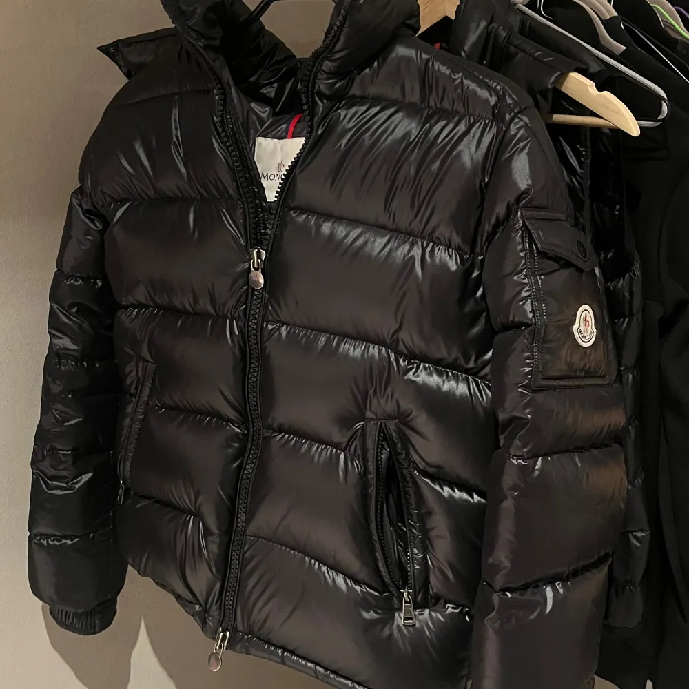  Säljer en stilren svart pufferjacka från Moncler (modell Maya). Jackan är i nyskick, mycket trendig och otroligt varm – perfekt för den kommande vintern.    Glöm inte att kontakta över frågor eller funderingar 🤙🏻🤙🏻🤙🏻. Jackor.