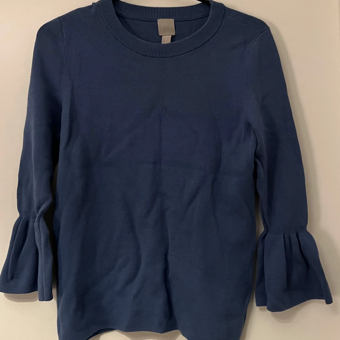 Mörkblå tröja med volangärmar