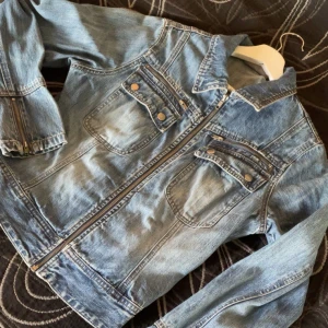 Jeansjacka - jeansjacka i storlek 40, passar dom som är M skulle jag säga, inga skador på 