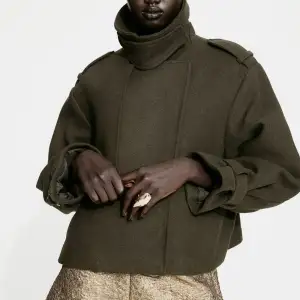 Kappa i khai grön använd en gång, ganska oversized men kort kappa. 