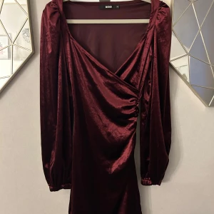 Vinröd klänning med v-ringning ifrån Bik Bok - Jätte fin vinröd klänning ifrån Bik Bok i storlek XS. Den är i medel längd och endast använd en gång och i väldigt fint skick❤️perfekt inför jul 🎄