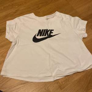 Säljer denna Nike tshirten eftersom den inte används längre ❤️ pris kan diskuteras 