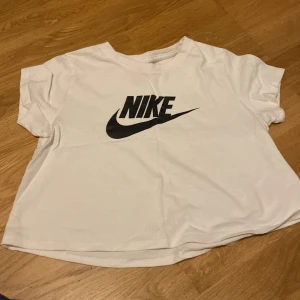 Nike t-shirt  - Säljer denna Nike tshirten eftersom den inte används längre ❤️ pris kan diskuteras 