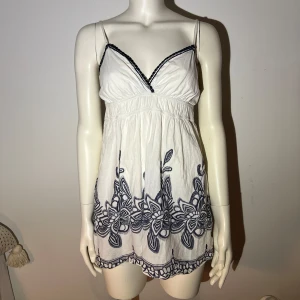 Blåvit topp - Superfin somrig topp med vacker blå brodyr. uppskattar Storlek till  S/M