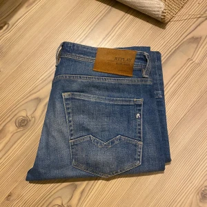 Replay jeans - Ett par replay Rocco jeans i storlek 31. Använda väldigt få gånger och i mycket bra skick. Nypris cirka 1500 men jag säljer de för 50% av priset!