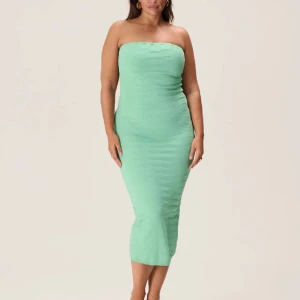 Adoore tube dress midiklänning - Adoore tube dress i pastel green, såå smickrande passform!! Använd en gång. Storlek 36 dock liten i storleken skulle jag säga så passar nog även en 34. 